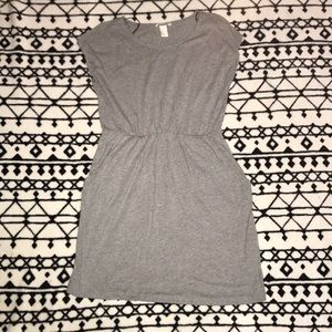 A grey dress with two pockets